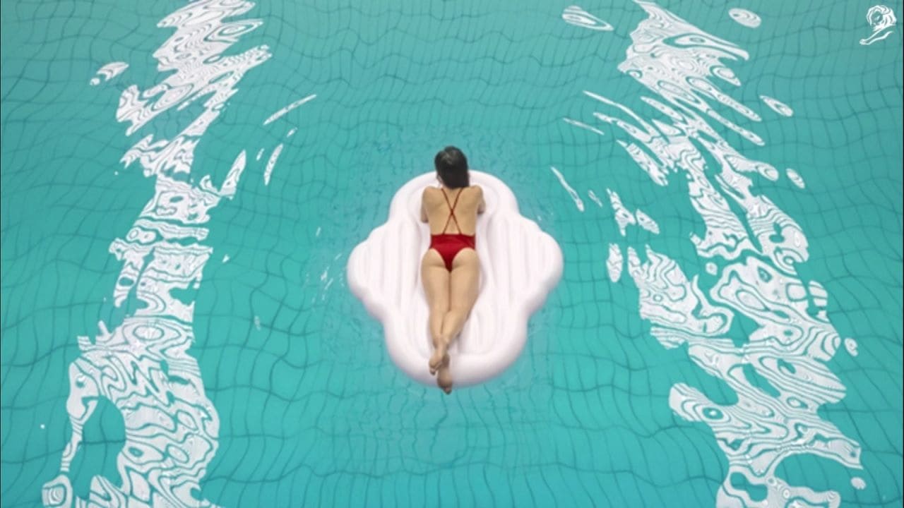 Можно купаться во время месячных в бассейне. Реклама прокладок. Креативная реклама прокладок. Реклама женских прокладок. Гигиенические прокладки реклама.